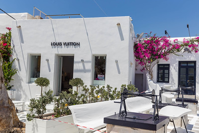 Luxus-Shopping auf Mykonos: Louis Vuitton Laden in weißem …