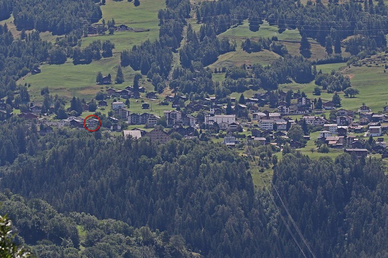 Unterbäch, met ons appartement in de rode cirkel, gezien vanaf Rarner Chumma