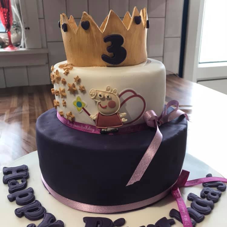 Cake by Lynny's Cakes and Bakes