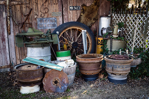 australia au newsouthwales nsw newengland thunderboltsway walcha countrytown collectables oldwares garage rusty old weathered canon canoneos6d canonef24105mmf4lisusm