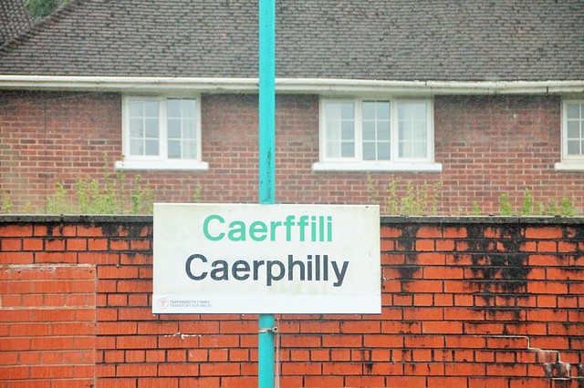Gorsaf reilffordd Caerffili / Caerphilly railway station