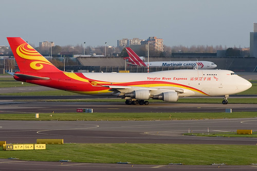 b2432 boeing 747400bdsf bedekfreighter yangzteriverexpress jumbo widebody cargoplane departure vertrek taxien lineup runway kaagbaan rwy24 afternoon autumn low light heavy eham ams schiphol airport planespotting vliegtuigspotten viewing terrace canon eos40d ef70200f28isusm 14xconvertrer herfst november2014