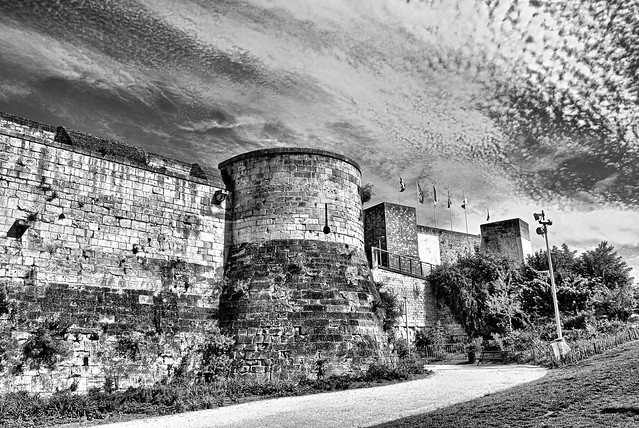 Murs d'enceinte du château de Caen.