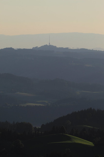 Bantiger mit Fernsehturm ( BE - 947 m - Höhe 192,2m - Baujahr 1992 – 1997 - Sendeturm Turm Tower Bantigerantenne Antenne ) ob Bolligen bei Bern im Berner Mittelland im Kanton Bern der Schweiz