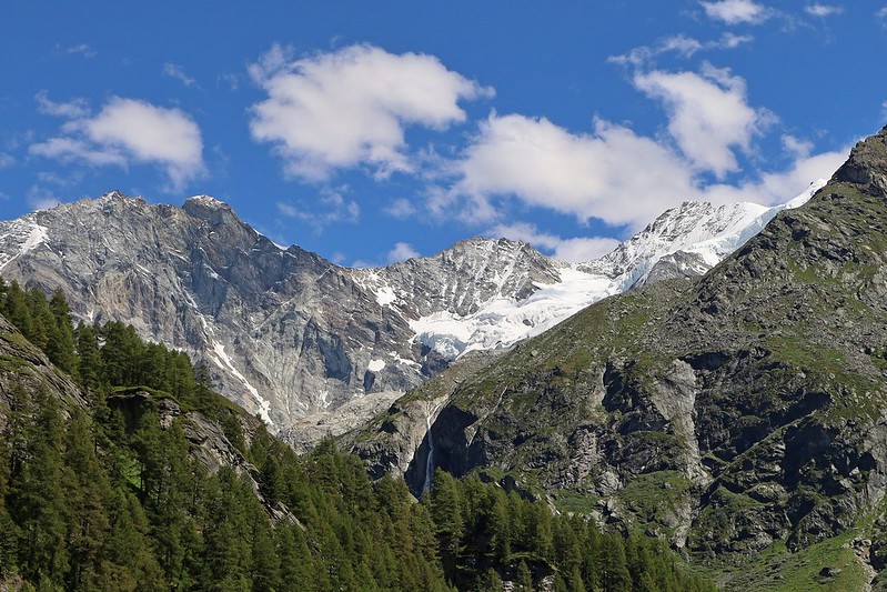 IMG_3579 Weisshorn, met rechts daarvan Schalihorn en een stukje graat van de Zinalrothorn, met een glimp van Glacier de Moming