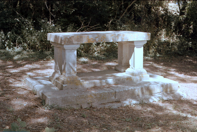 Le tombeau de St-Ethbin à Port-Mort