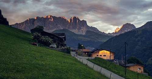 schuders schiers switzerland grison graubünden alps swissalps mountain village house road street evening dusk sunset day cloud cloudy outdoor light leadinglines sony a6000 selp1650 3xp raw photomatix hdr qualityhdr qualityhdrphotography fav200