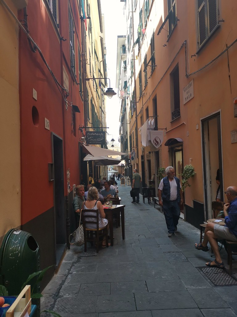 Genova, ora di pranzo