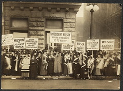 Suffragists demonstrating against Woodrow Wilson in Chicago, 1916