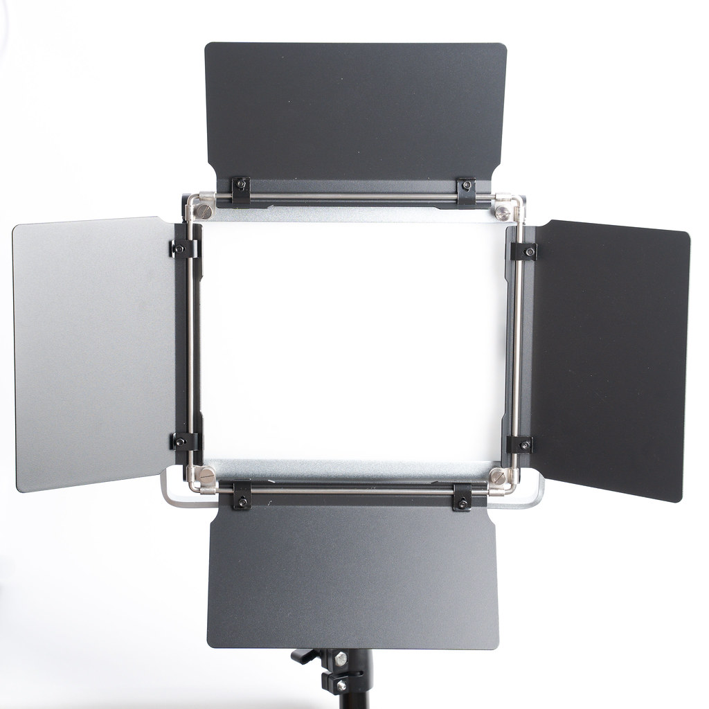 Neewer 660 RGB LEDライトのレビュー。カラー対応で動画撮影にも便利！|おちゃカメラ。