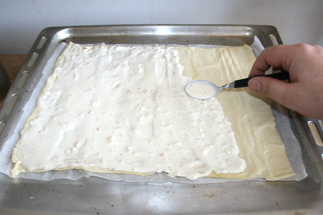 04 - Spread dough with creme fraiche / Flammkuchenteig mit Creme- raiche bestreichen