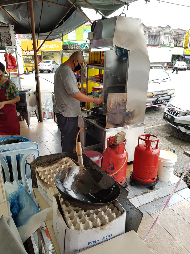 The Ipoh Char Koay looks busy frying for take-aways @ 212美食中心 Restoran Two One Two, Taman Puchong Perdana