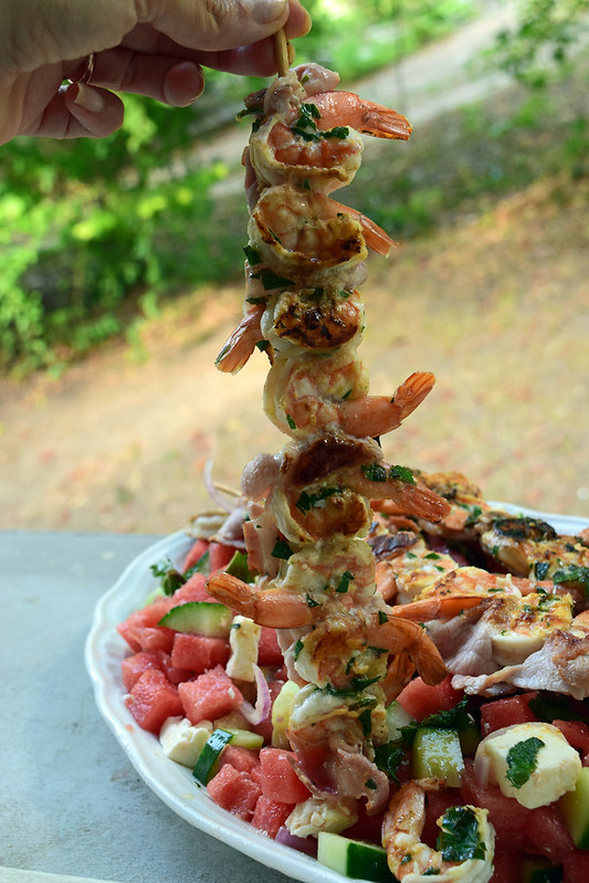 Salade de pastèque, féta et brochettes de crevettes au bacon1
