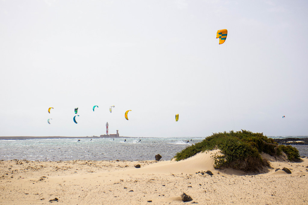 Practicando kitesurf en playa Los Charcos en El Cotillo