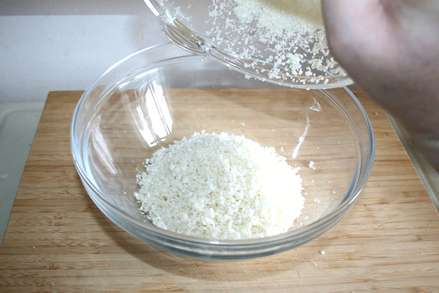06 - Put cauliflower rice in bowl / Blumenkohlreis in Schüssel geben