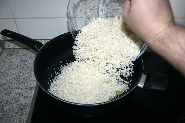 12 - Put cauliflower rice in pan / Blumenkohlreis in Pfanne geben