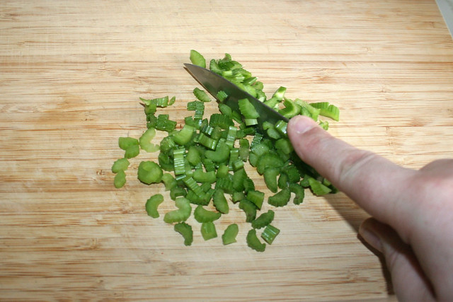 09 - Mince celery / Sellerie zerkleinern