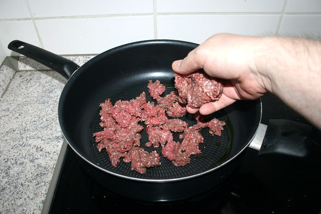 17 - Put beef ground meat in pan / Rinderhack in Pfanne geben