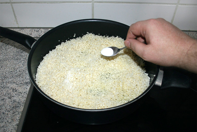 14 - Salt cauliflower rice / Blumenkohlreis salzen