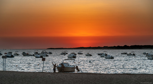 paisaje landscape seascape atardecer sunset dusk evening orilla shore playa beach boats d850 nikon people color river mouth guadalquivir