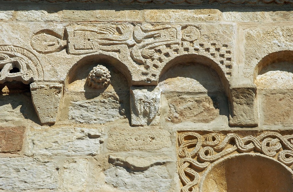 Bauornamentik am Obergaden der Kirche San Secondo in Cortazzone