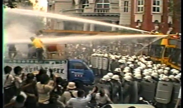 1988年5月20日，雲林農權會帶領數千名農民遊行前往立法院，抗議政府漠視農民權益，憲警以警棍、水柱驅散抗議群眾。（翻攝自綠色小組紀錄片《520事件》）