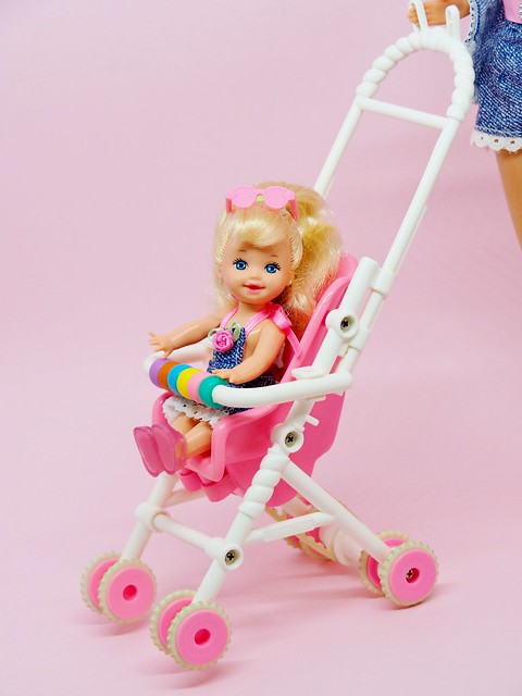Barbie & Kelly Strollin' Fun 
