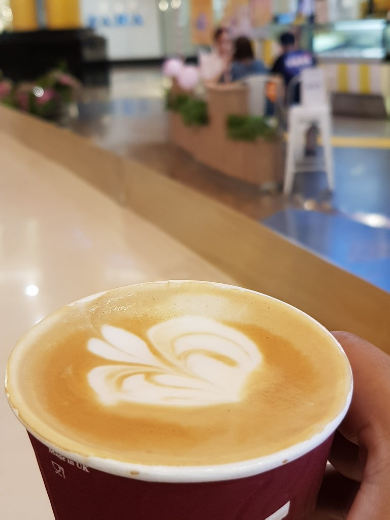 "小白"咖啡 Flat White rm$12 @ Costa Coffee in Sunway Pyramid