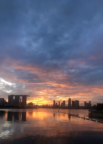 marinabarrageurbansunset singaporesunset blazingsky verticalpanorama elenaleong silhouettes skyline cityscape