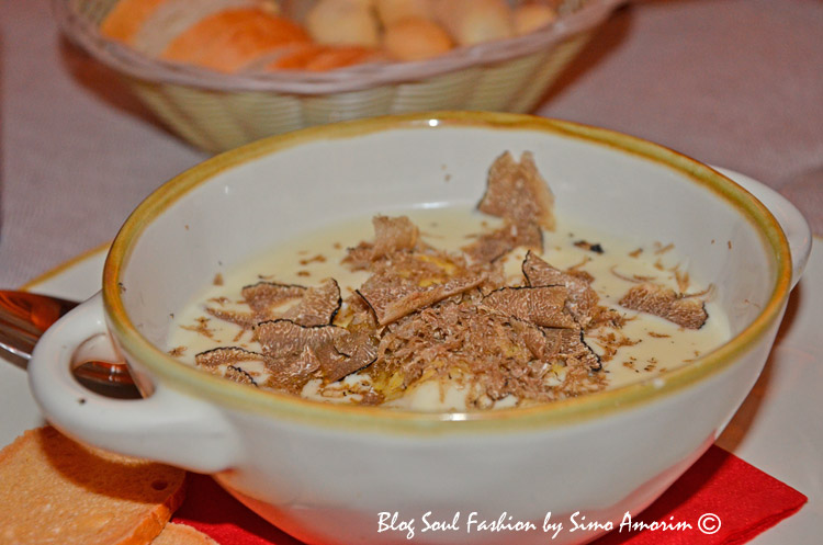 Detalhe da minha entrada no jantar do Rifugio Mietres: Fonduta de polenta e queijo dobbiaco com trufas. Simplesmente maravilhosa!