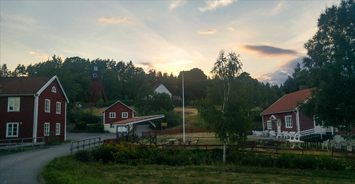 Dag 12, 6 - Ödestugu by Zarako, Ödestugu. Här blev det middagsdax. Det fanns ett klocktorn. Byastuga med folkpark. Samt några vetera