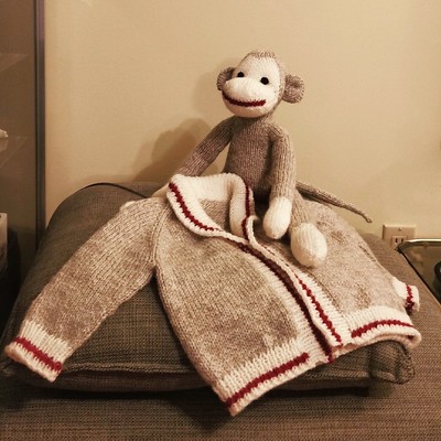 My sister Mary finished a sock monkey Gramps by @tincanknits and a sock monkey version of Monkey Jacobus by Annita Wilschut using Bergere de France Jaspee.