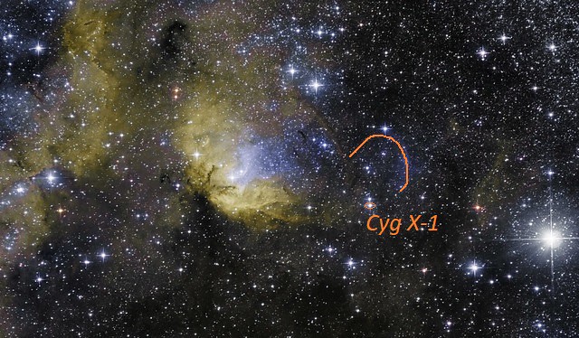 VCSE - A Cyg-X-1 röntgenforrással azonos csillag és ívvel jelölve a lökéshulláma - Kép: Ágoston Zsolt, bejelölés: Csizmadia Szilárd