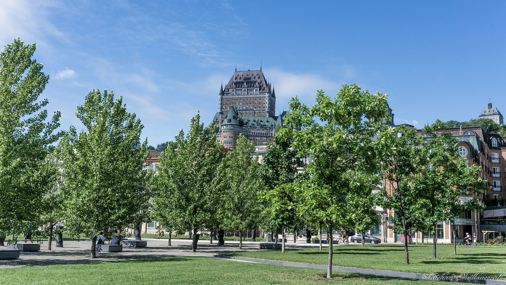Place des Canotiers et le Château Frontenac, Québec, Canada - 4717