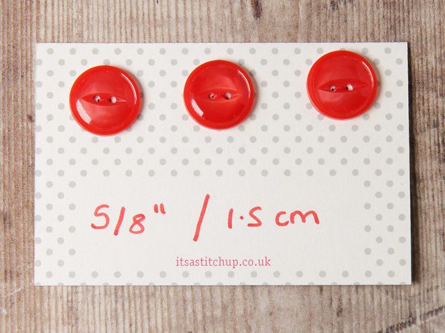 3 vintage red fish-eye plastic buttons – 15mm