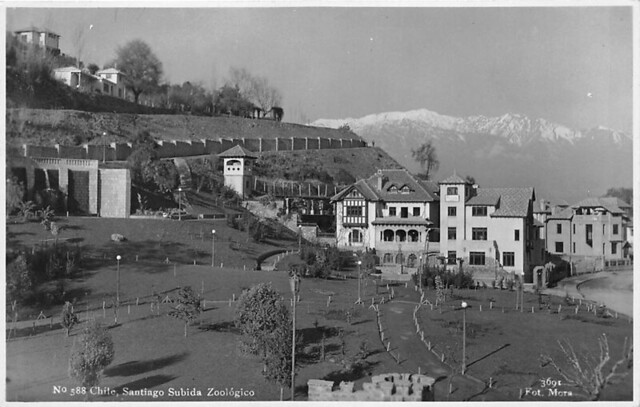 hoy han crecido arboles y una palmera pero sigue siendo la plazuela de acceso al funicular y al Zoologico de Santiago, 1938