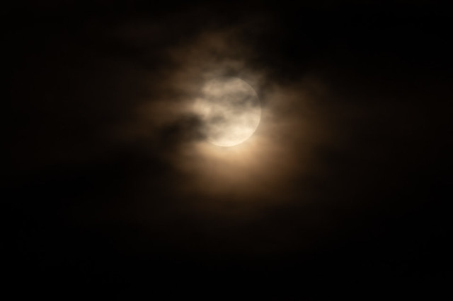 la lune dans les nuages