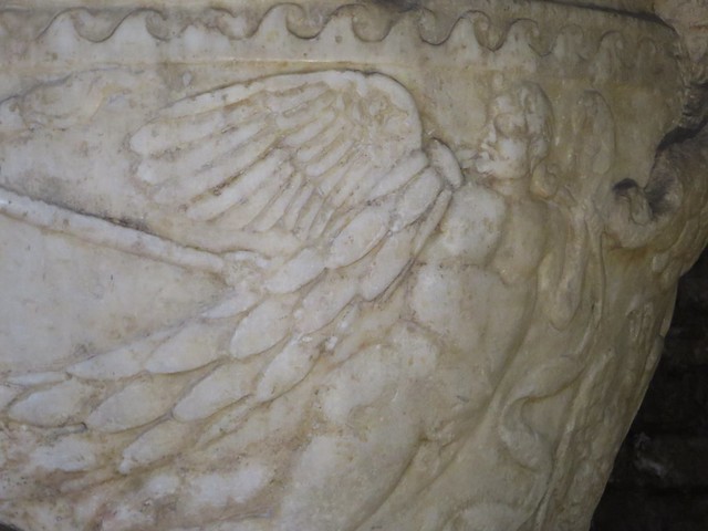 Un ange de marbre, baptistère des Orthodoxes ou de Néon, IVe-Ve siècles, Ravenne, Emilie-Romagne, Italie.