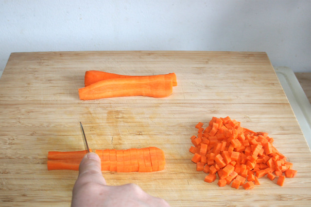 02 - Dice carrots / Möhren würfeln