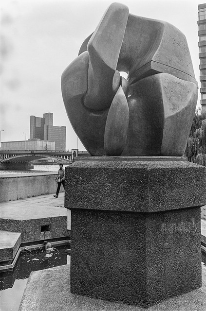 Locking Piece, Henry Moore, sculpture, Riverside Walk Gardens, Millbank, Westminster 87-9a-22-positive_2400