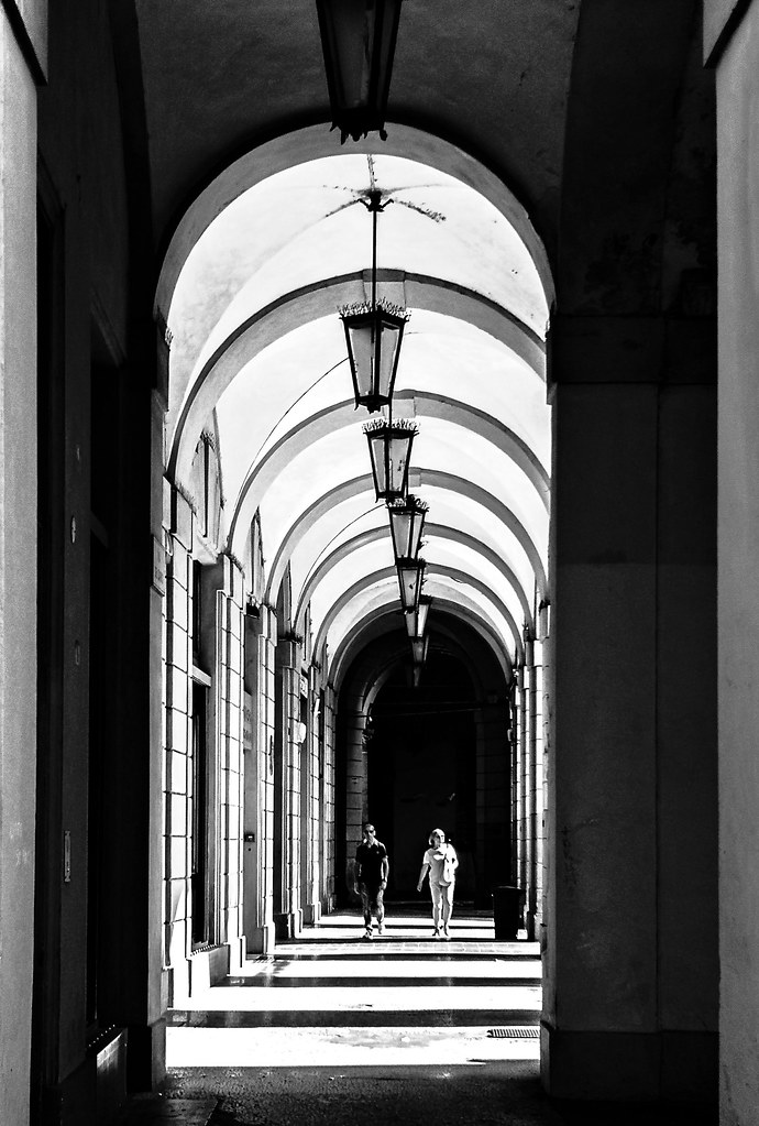 Walking under ,, i portici,, di Bologna