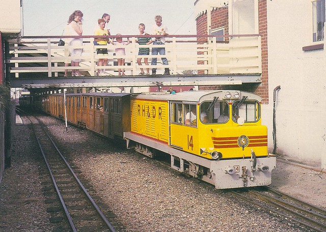 GB-RH&DR0036▲ Diesel locomotive 14, in yellow livery, leaves New Romney for Dungeness