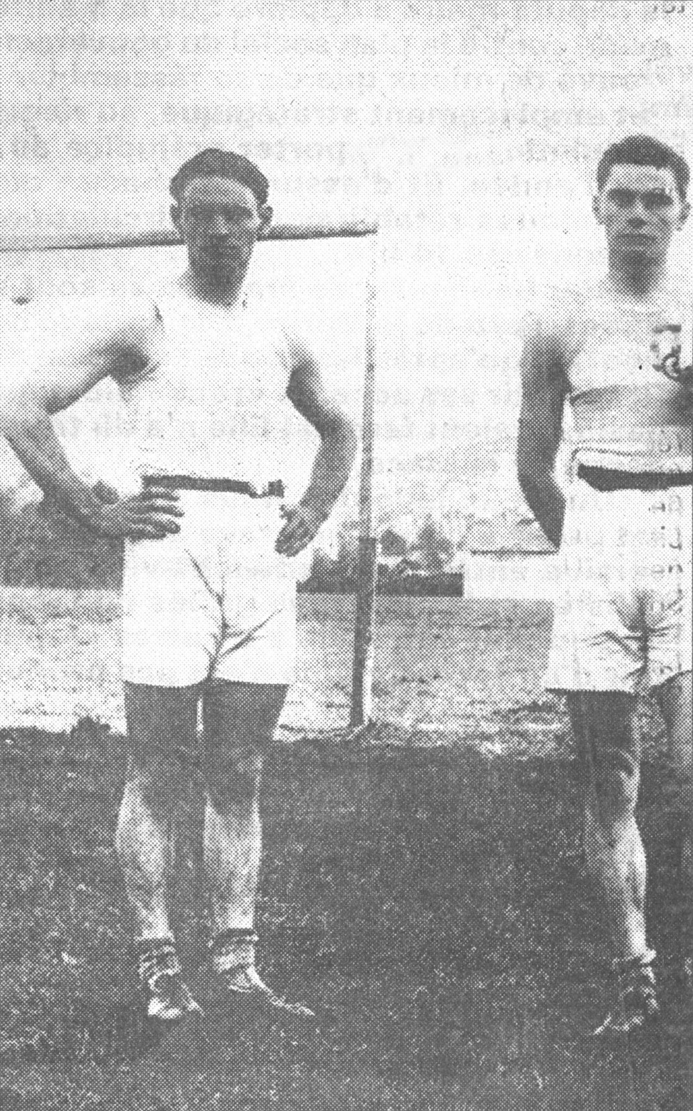 Les frères Reverchon, Marcel (à gauche) et Jean, après une victoire, en 1922