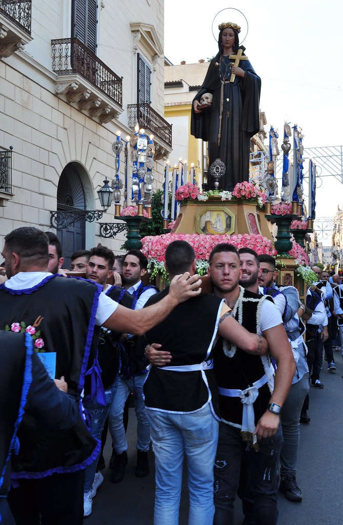 En l'honneur de Sainte Rosalie, patronne de la ville, procession palermitaine, via Torremuzza,La Kalsa, Palerme, Sicile, Italie.
