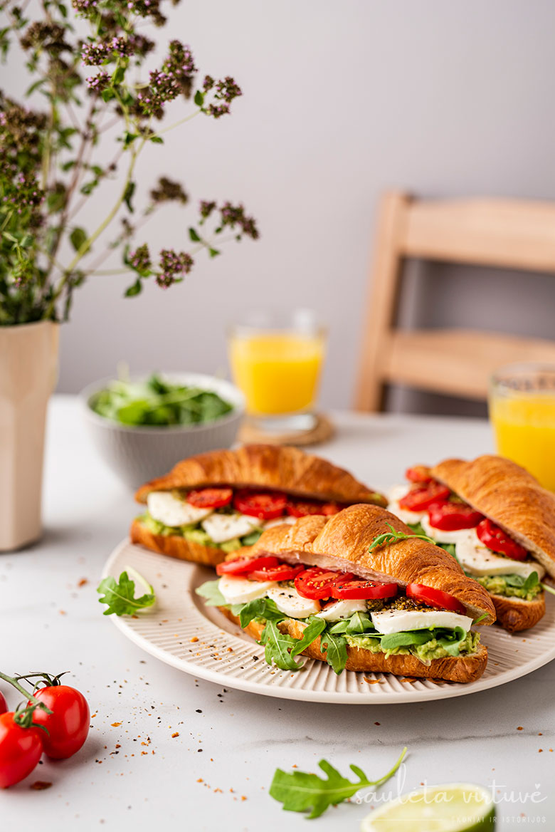  Pusryčių kruasanai su avokadais, mocarela ir pomidorais
