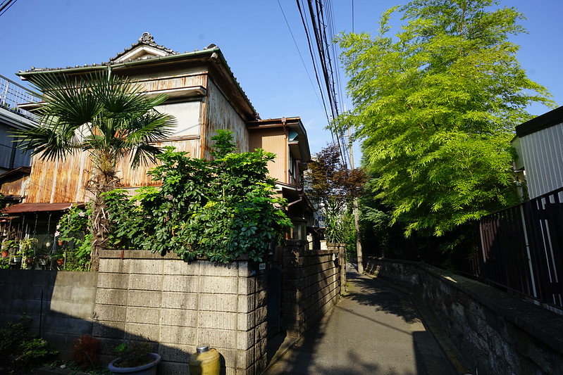 065 東京いい道しぶい道 するがや通り 羽田道 厳正寺脇路地のトタン屋根の家