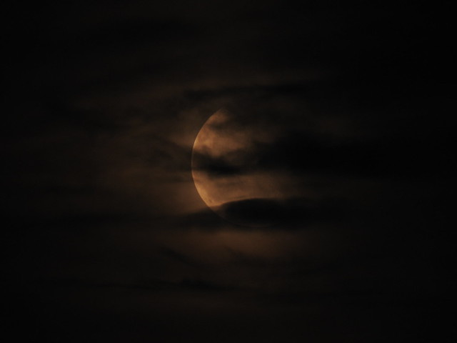 Lune derrière les nuages 11 août 2020 vue de Paris Nikon Coolpix p900