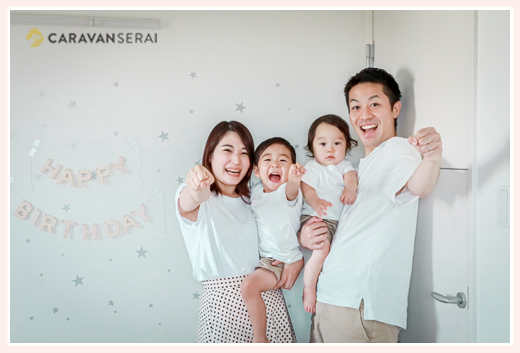 自宅で家族写真　1才と5才の誕生日記念　白のTシャツでお揃いコーデ
