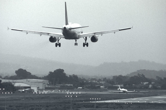 United Airbus A319 Landing at Santa Barbara
