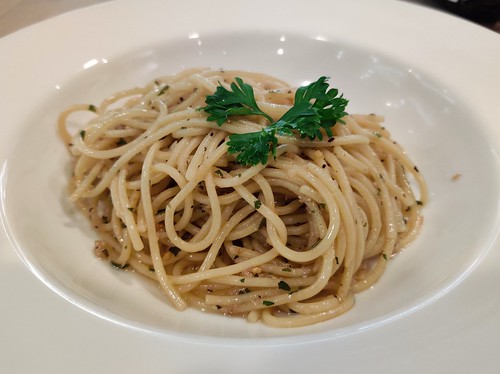 Spaghetti aglio olio con acciughe
